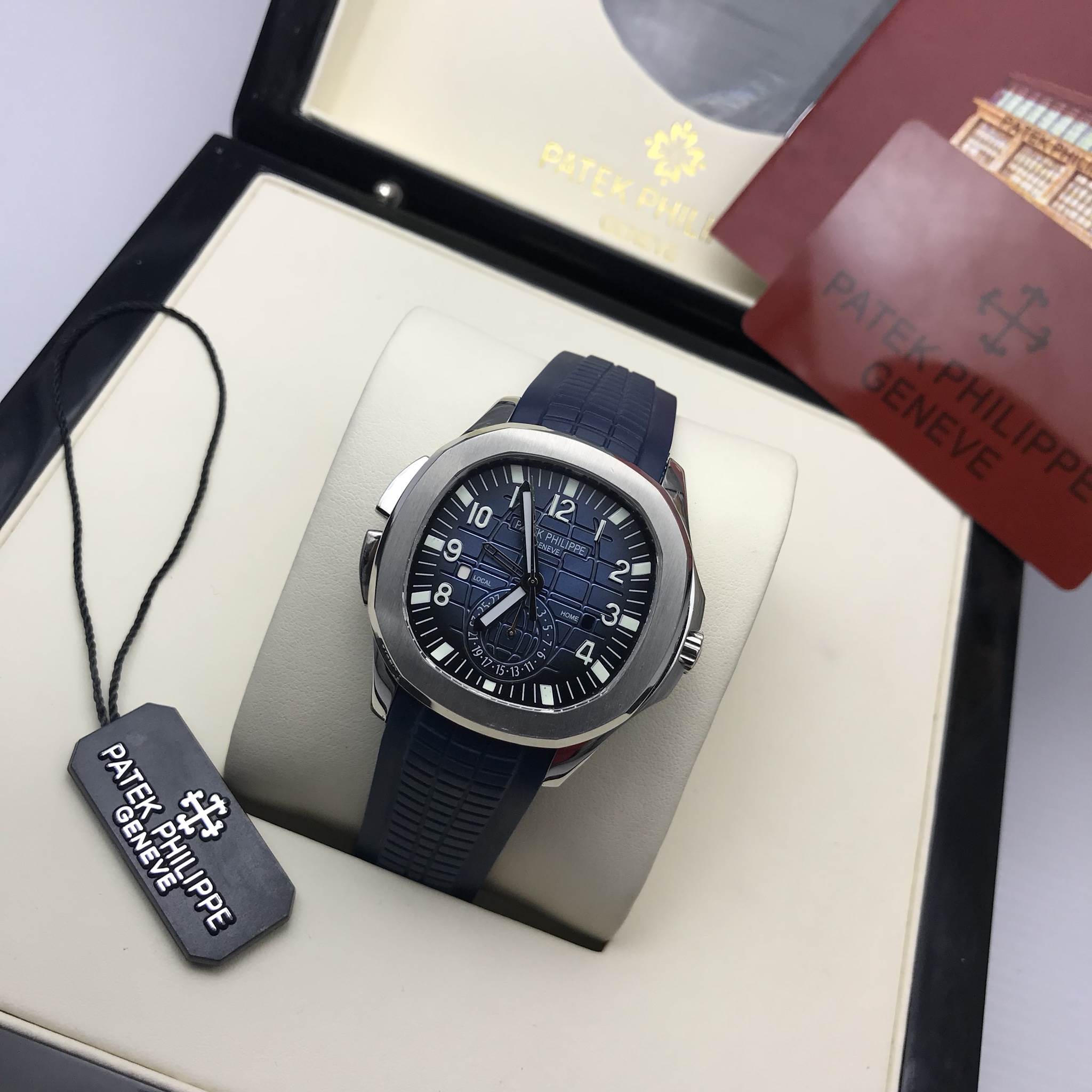 นาฬิกา Patek Philippe Aquanaut Travel Time Reference 5164R หน้านํ้าเงินขอบเงินสายนํ้าเงิน