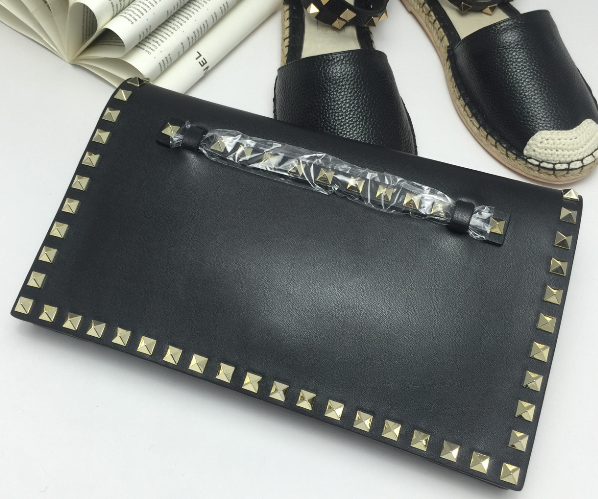 กระเป๋าคลัช valen rockstud clutch สีดำ แบบสอดมือได้