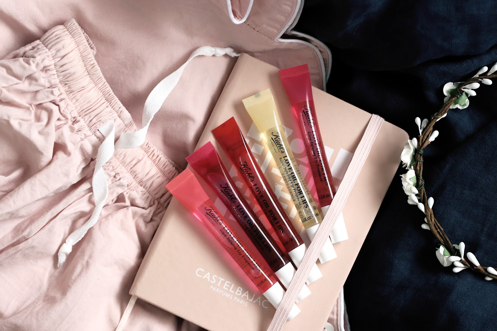 (#Neon Pink) Kiehl's Love Oil for Lips 9mL ลิปออยล์สีสวย คีลส์ ให้ความชุ่มชื่นยาวนาน พร้อมสีสวย และความวาวแบบมีเลเยอร์ขั้นสุด มีสารบำรุงจากออยล์และน้ำมันมะพร้าว ใช้ต่อเนื่อง ริมฝีปากจะสุขภาพดี ไม่แตกตกร่อง และนุ่มขึ้นด้วยค่ะ