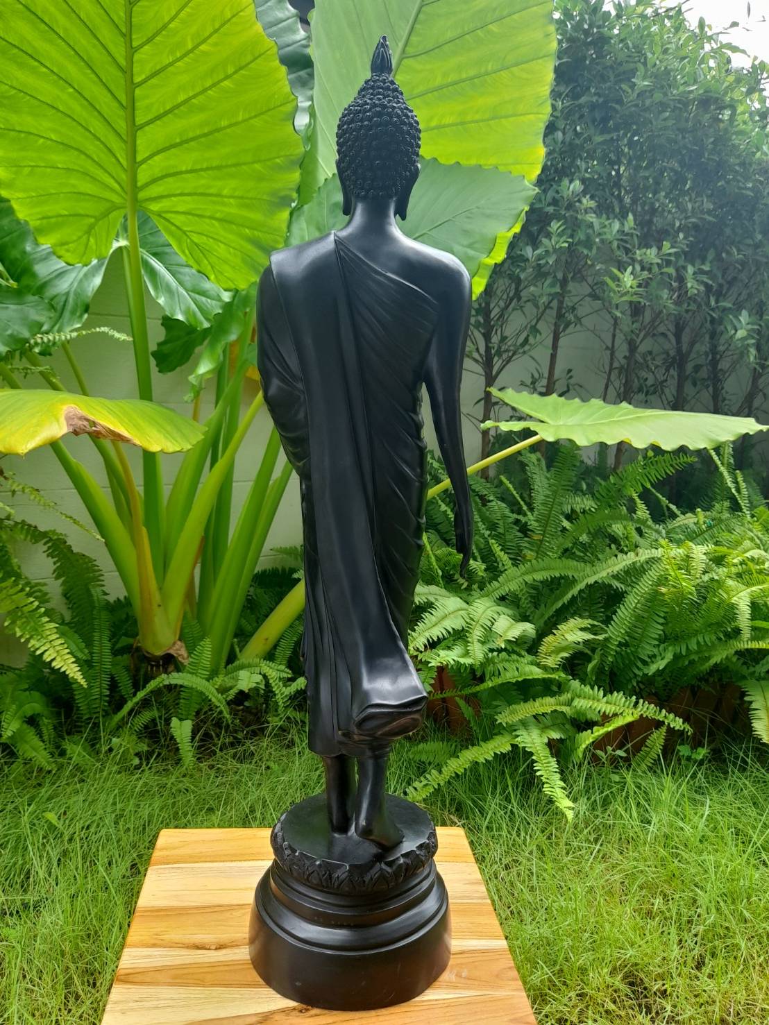 รูปหล่อ พระพุทธลีลาประทานพร (พระพุทธเจ้า ปาง #ลีลา #ประทานพร) (พระพุทธ25พุทธศตวรรษ) เนื้อทองเหลือง (พระบูชาขนาดตั้งบูชา ขนาดใหญ่ สูง27นิ้ว ฐาน7นิ้ว) ปี2525 - (หน้าฐานประดับตรา เหรียญ ภปร. ระบุปี2525 ตอกเลขโค็ดความสูงของพระ เลขประจำองค์พระ ที่หลังฐาน)