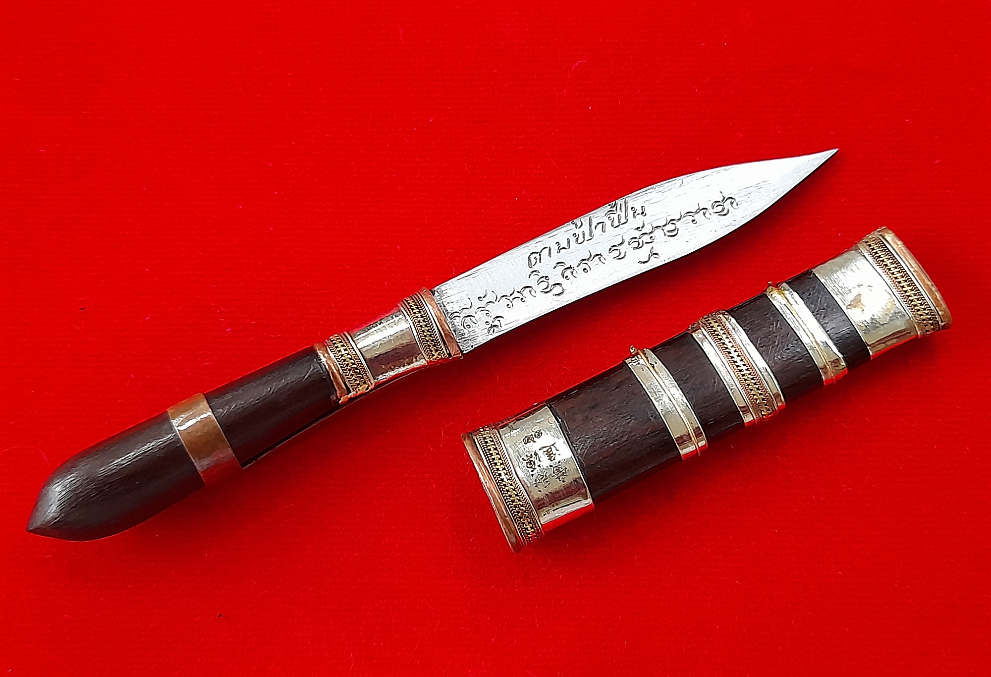 มีดหมอ ดาบฟ้าฝื้น เนื้อไม้มะค่า (บรรจุมวลสาร ตะกรุดเงิน ชนวน มหาสะท้อน มหาระงับ มหาจักรพรรดิ) (เล่มเล็กขนาดพกพา จัดสร้าง56เล่ม) ปี2564 #รับประกันแท้ - (รุ่นนี้ท่านทำให้พิเศษ)