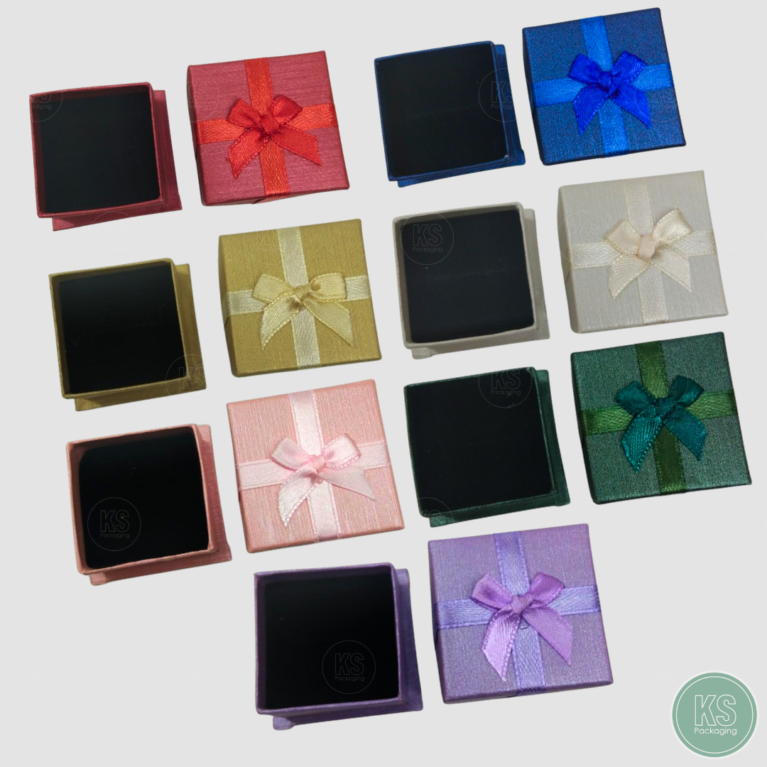 กล่องใส่แหวน ต่างหู สร้อย ลายผ้าไหม มีโบว์ ขนาด4x4x3cm