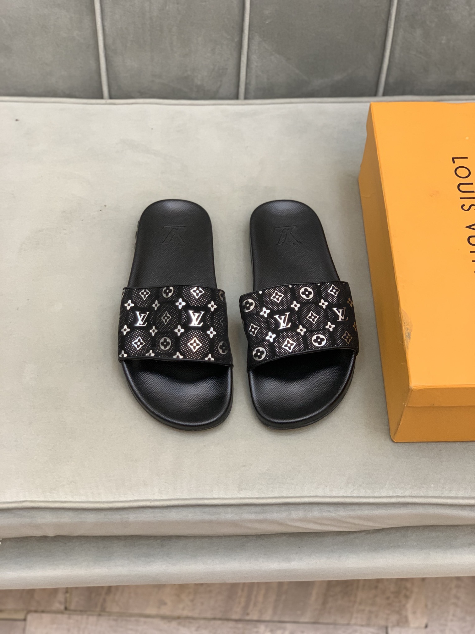 รองเท้าแตะ lv sandal ชาย มีหลายแบบ ใหญ่สุด size 46