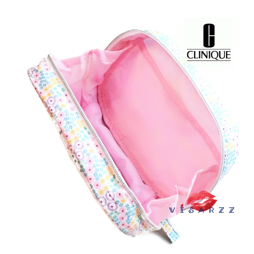Clinique Cosmetic Bag กระเป๋าใส่เครื่องสำอางค์ลายดอกไม้สดใส พร้อมโลโก้ด้านหน้ากระเป๋า ซิปรอบ ใส่ของได้จุ ตั้งอยู่ทรง