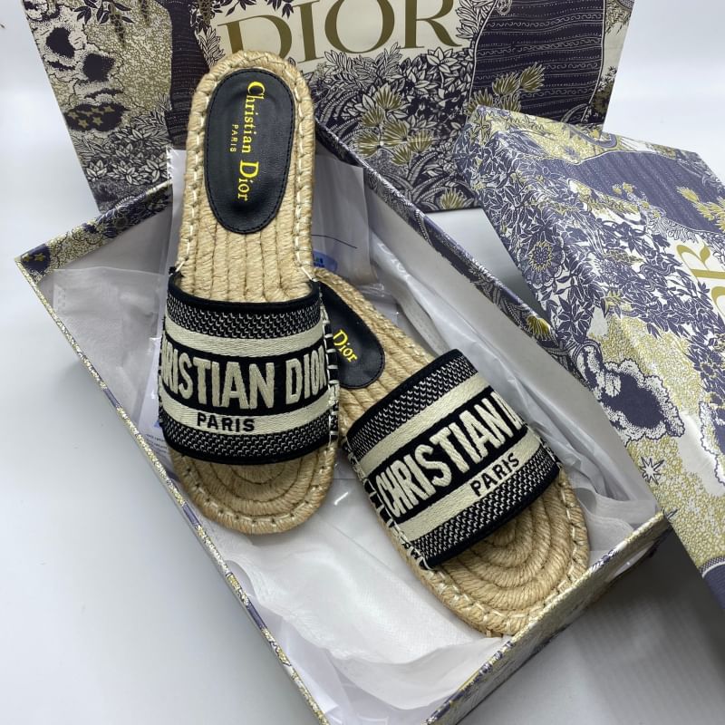 รองเท้า dio sandal สีดำ สีครีม สอบถามไซส์ได้ค่ะสต็อคของเปลี่ยนตลอด