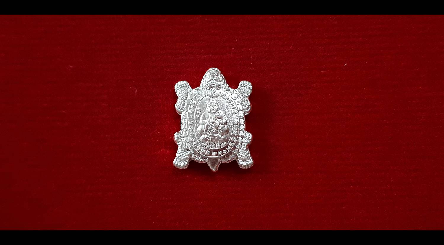 เหรียญหลวงปู่หลิว วัดไร่แตงทอง พระสังกัจจายน์ พิมพ์พญาเต่ามังกร(พญาเต่าเรือน) จ.นครปฐม เนื้อเงินแท้ (ขนาดจิ๋ว เม็ดแตง) ปี2562