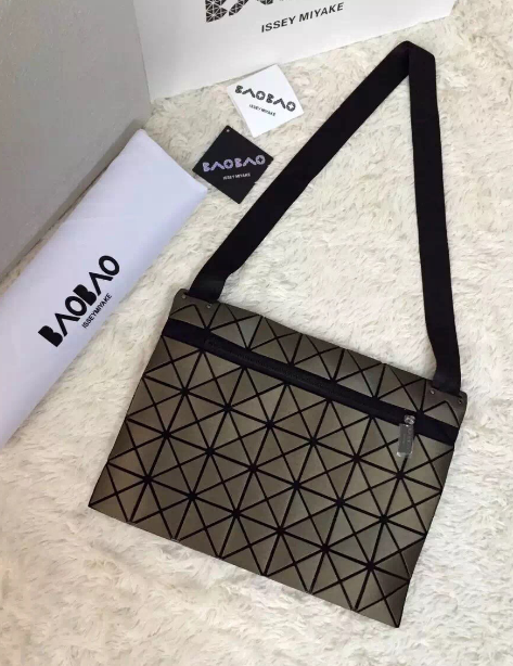 กระเป๋าสะพายข้าง issey rock sholder bag รุ่นใหม่ สีน้ำตาลแมทด้าน