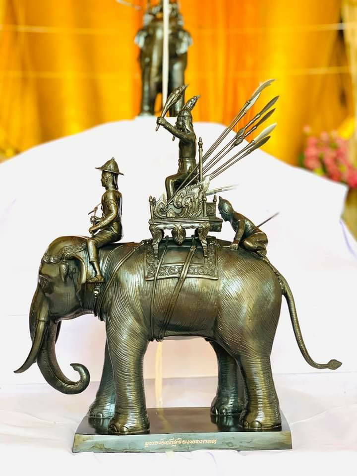 รูปหล่อ พระนเรศวร ทรงช้าง ออกศึก เนื้อทองเหลือง ปี2563