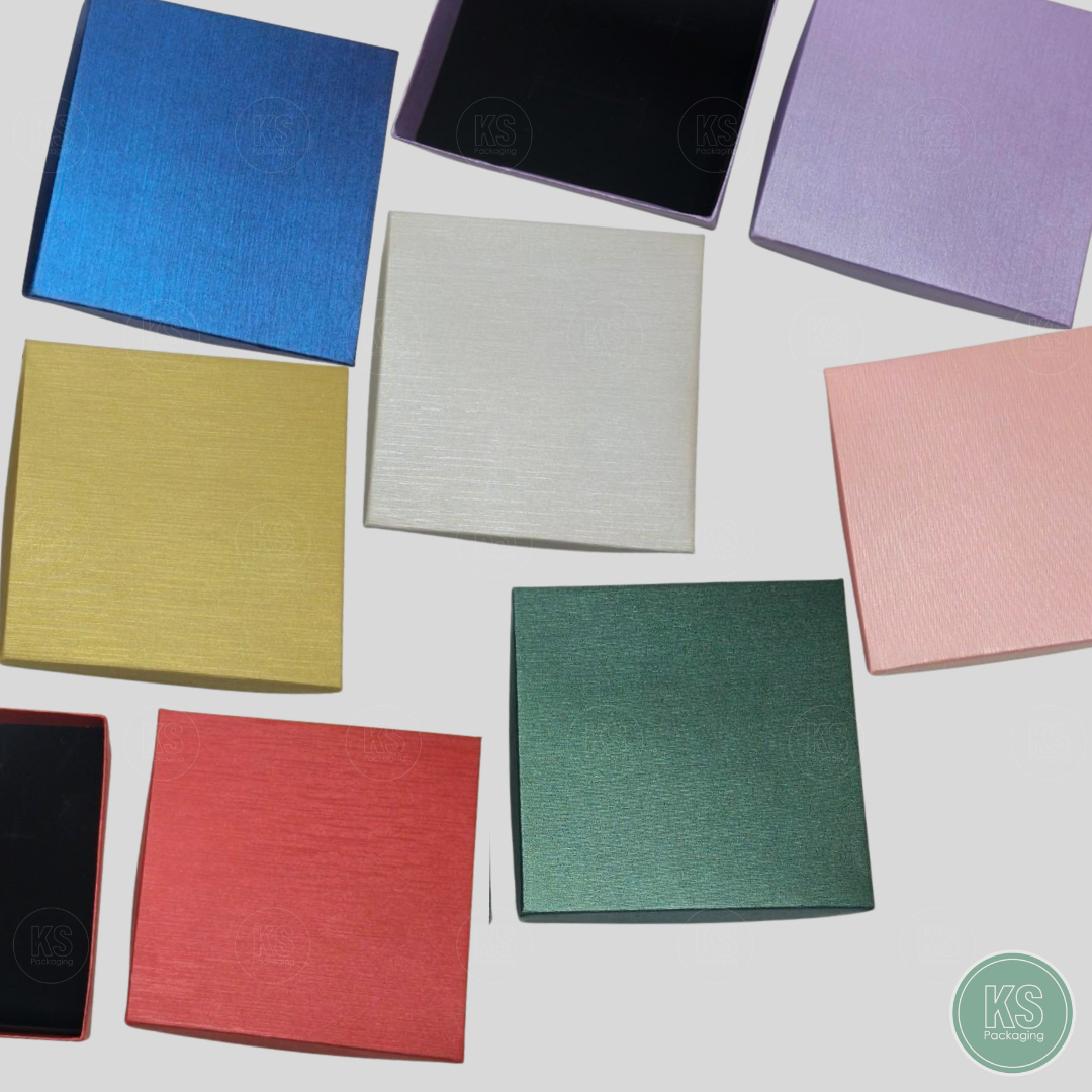กล่องของขวัญใส่รวมแหวน ต่างหู สร้อย ลายผ้าไหม มีให้เลือกหลากสี ขนาด10x10x3 cm สินค้าพร้อมส่ง ส่งทันที