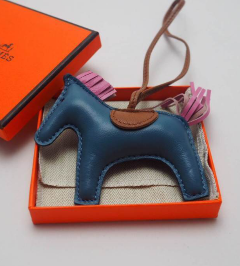 ที่ห้อยกระเป๋า hm charm รูปตัวม้า มีหลายสีสต๊อกเปลี่ยนตลอดสอบถามได้ค่ะ