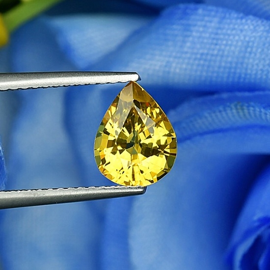 Thai Yellow Sapphire พลอยบุษราคัม บางกะจะ จันทบุรี รูปหยดน้ำ น้ำหนัก 1.85 กะรัต สีเหลืองทอง หวานสวย ไฟดี