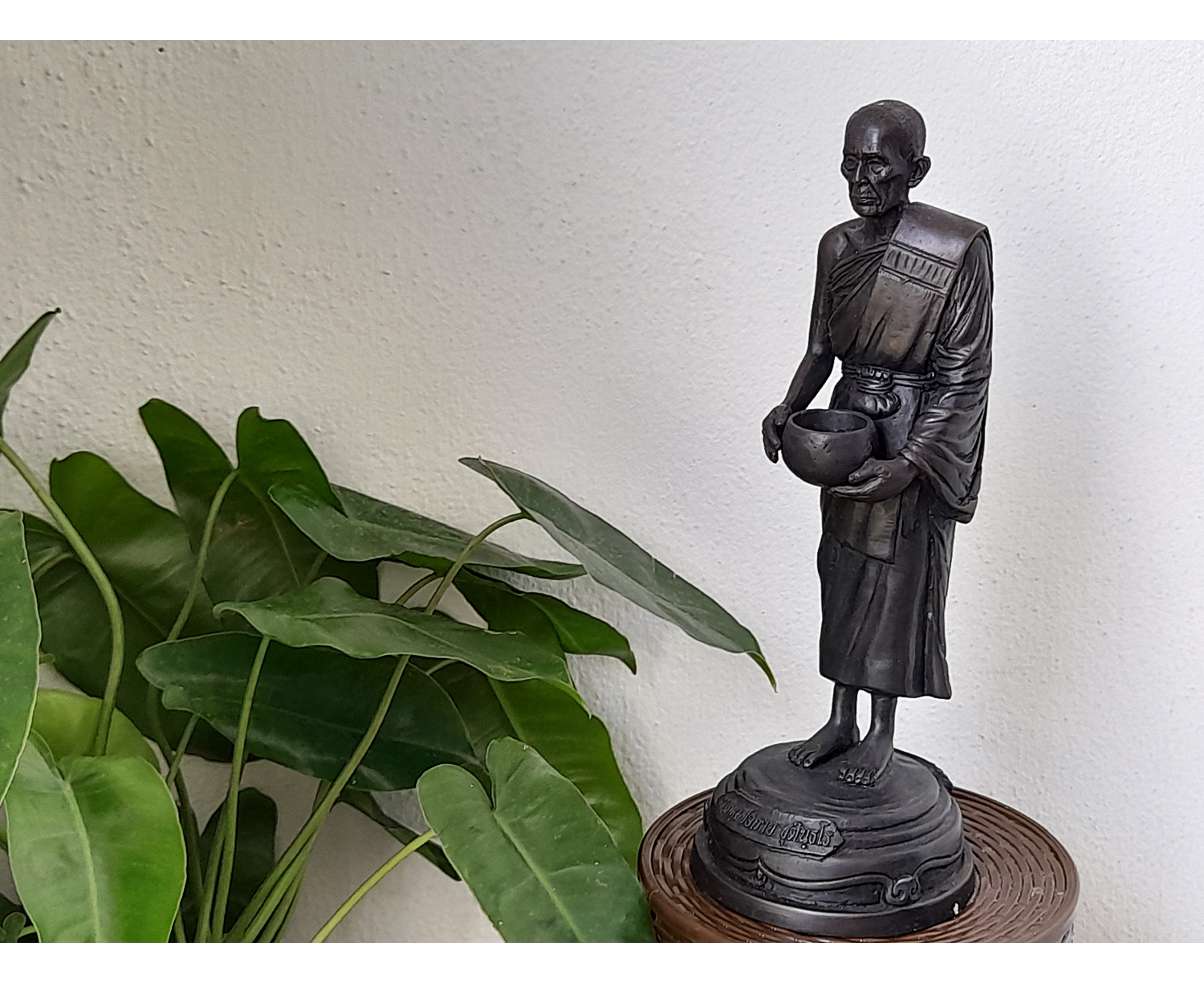 รูปหล่อ หลวงพ่อกวย วัดโฆสิตาราม(วัดบ้านแค) อุ้มบาตร ถือบาตร(มหาลาภ) (ขนาดบูชาสูง 9นิ้ว) เนื้อทองเหลืองโลหะ ฐานบรรจุมวลสารเก่าหลวงพ่อกวย ปี2561 งานกฐิน - #สร้างและปลุกเสกจากวัดโฆสิตาราม #รับประกันแท้