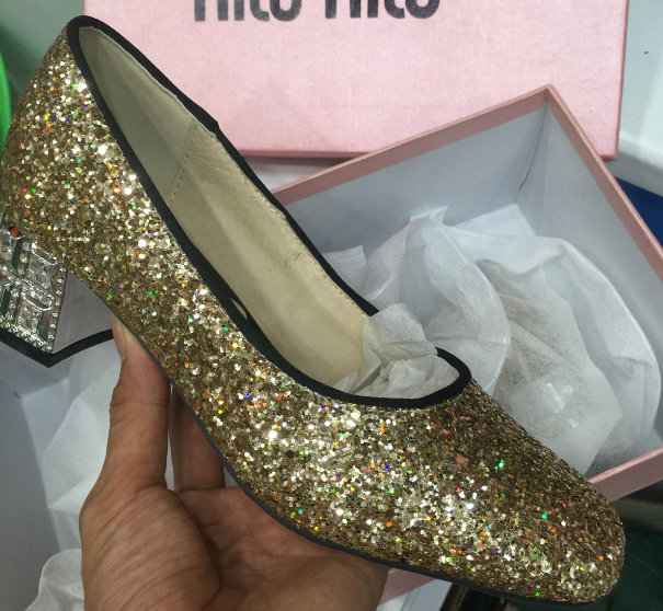พร้อมส่ง รองเท้า miumiu glitter สีทอง ส้นประดับคริสตัล สอบถามไซส์ได้ค่ะสต็อคของเปลี่ยนตลอด สีอื่นสอบถามได้ค่ะ