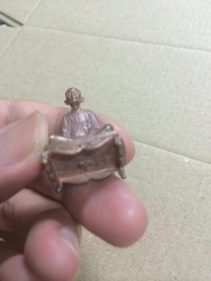 รูปหล่อ อาแปะ เซียนแปะ วัดศาลเจ้า เนื้อโลหะสีทองแดง (ขนาดห้อยคอ) รุ่นเจ้าสัว ปี2560 - ครูบากฤษณะ ปลุกเสก