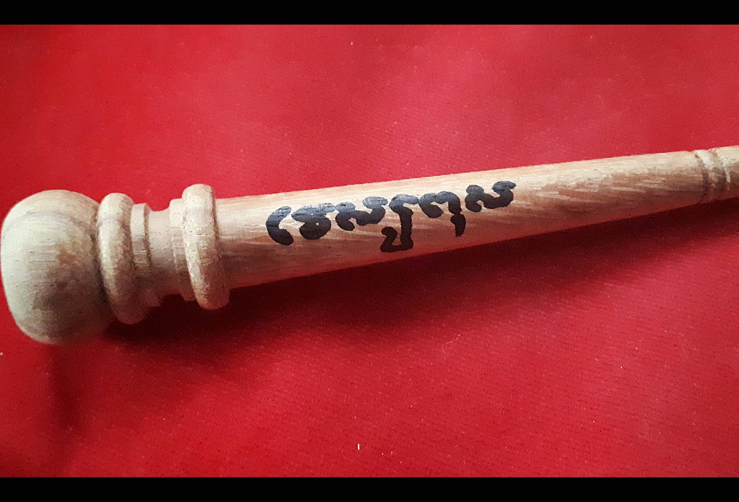 ไม้ครู (ยาว7นิ้ว ไม้หลังคาดบสถ์ จารมือ หัวใจท้าวเวสสุวรรณ) - หลวงพ่ออุดม วัดพิชัยสงคราม