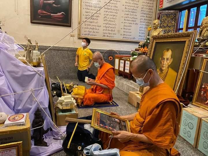 พระกริ่งสะท้านไตรภพ(นเรศวรสะท้านไตรภพ) (ปลุกเสก9พิธี) (#พิธีสะท้านไตรภพ #เสาร์๕ วัดท่าขนุน ปี2563) เนื้อแร่สังขวานรหมื่นยันต์ #รับประกันแท้ - หลวงพ่อเล็ก วัดท่าขนุน