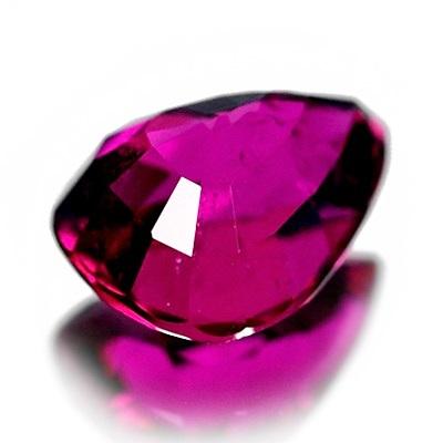 Rubellite พลอยรูเบลไลท์ รูปหยดน้ำ สีชมพูบานเย็นเข้ม สีสวยมาก โทนหวาน ความสะอาดมองตาเปล่าไม่มีตำหนิ ส่องด้วยกล้องขยายมีตำหนิ ไฟดี เจียระไนสวย