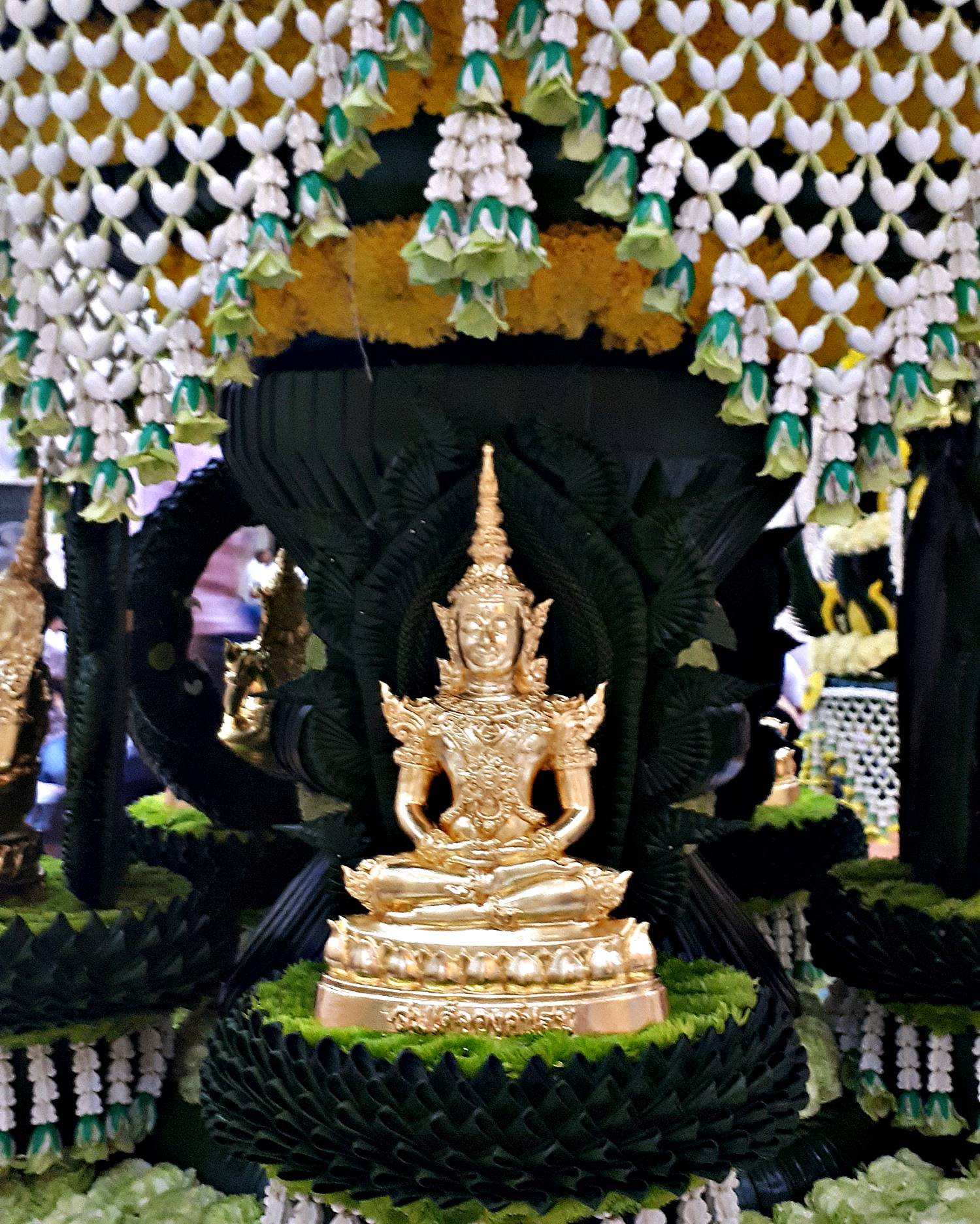 รูปหล่อ สมเด็จองค์ปฐม (พระพุทธรูป หลวงพ่อทองคำ ปางพระแก้วมรกต ทรงเครื่องพระจักรพรรดิ) (ขนาดพระบูชา หน้าตัก5นิ้ว) เนื้อโลหะทองเหลือง ปิดทองแท้ ปี2562 #รับประกันแท้ - หลวงพ่อเล็ก วัดท่าขนุน