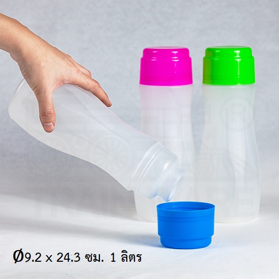 P07525 ขวดน้ำทรงโค้ง ดีไซน์ใหม่ 1ลิตร สีหวาน (8*8*24 ซม.) No.210 (ราคาส่งต่อ 12 โหล: 144 ใบ/115 บ ต่อโหล)