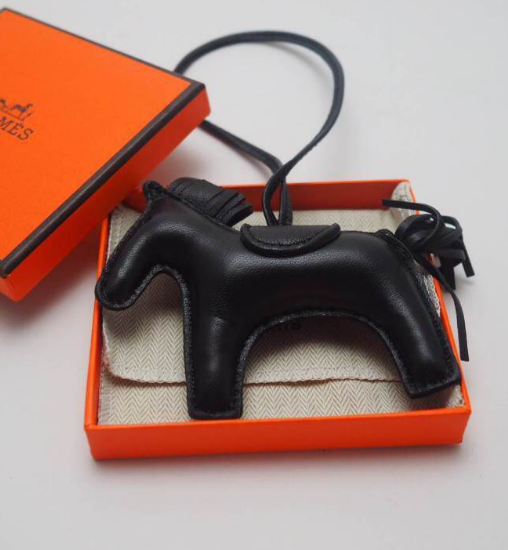 ที่ห้อยกระเป๋า hm charm รูปตัวม้า มีหลายสีสต๊อกเปลี่ยนตลอดสอบถามได้ค่ะ