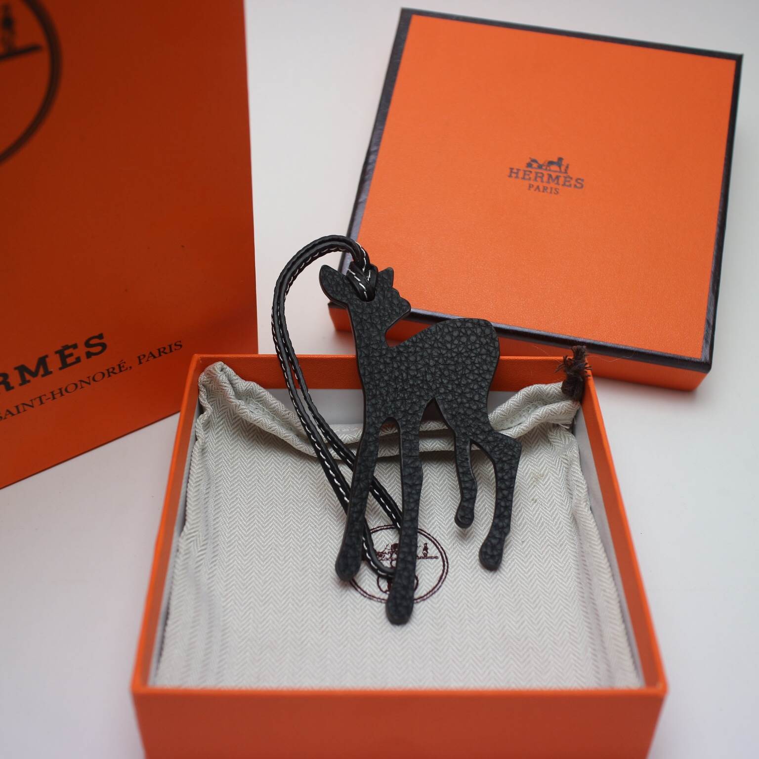 ที่คล้อง ที่ห้อย กระเป๋า hm togo leather รูปกวาง มีหลายสี สต๊อกเปลี่ยนตลอดสอบถามได้ค่ะ