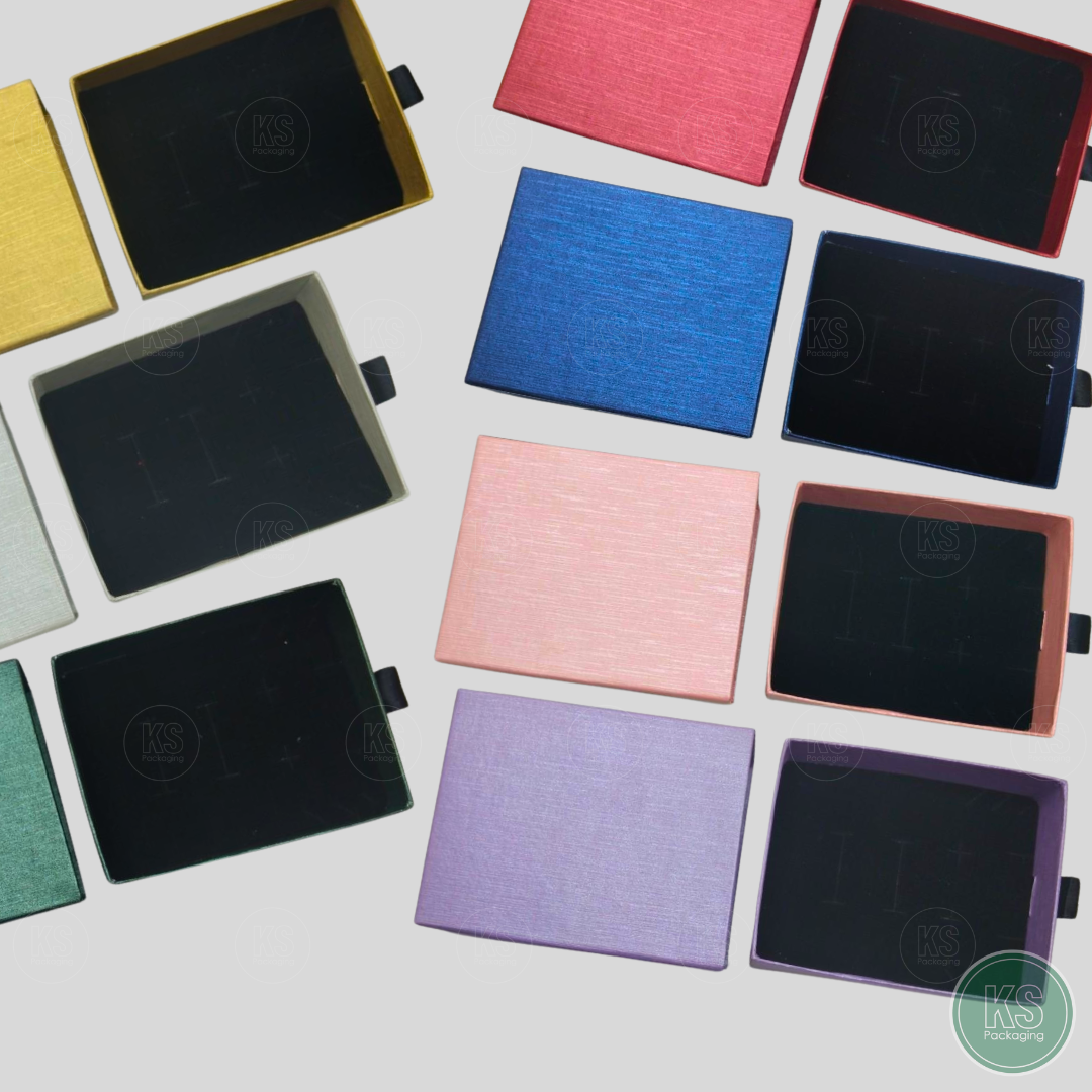 กล่องกระดาษลิ้นชักลายผ้าไหม ขนาด 8x9.8x3.7cm มีลวดลายที่สวยงาม เพื่อเพิ่มความน่าสนใจและมูลค่าให้กับเครื่องประดับ