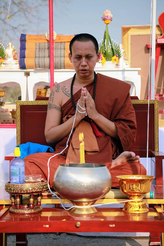 รูปภาพ สี หลวงพ่อกวย วัดโฆสิตาราม(วัดบ้านแค) (ขนาดตั้งบูชา 11x15นิ้ว) พร้อมใส่กรอบ ปี2562 #รับประกันแท้ -- #พิธีดีมากดวงจิตหลวงพ่อกวยมาเสกให้เอง