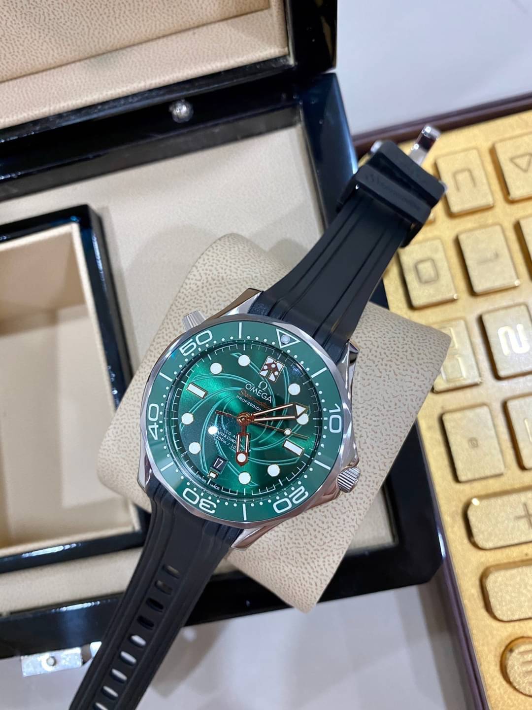 นาฬิกา Omega Seamaster Master 300M Automatic 42MM. หน้าเขียวสายยาง