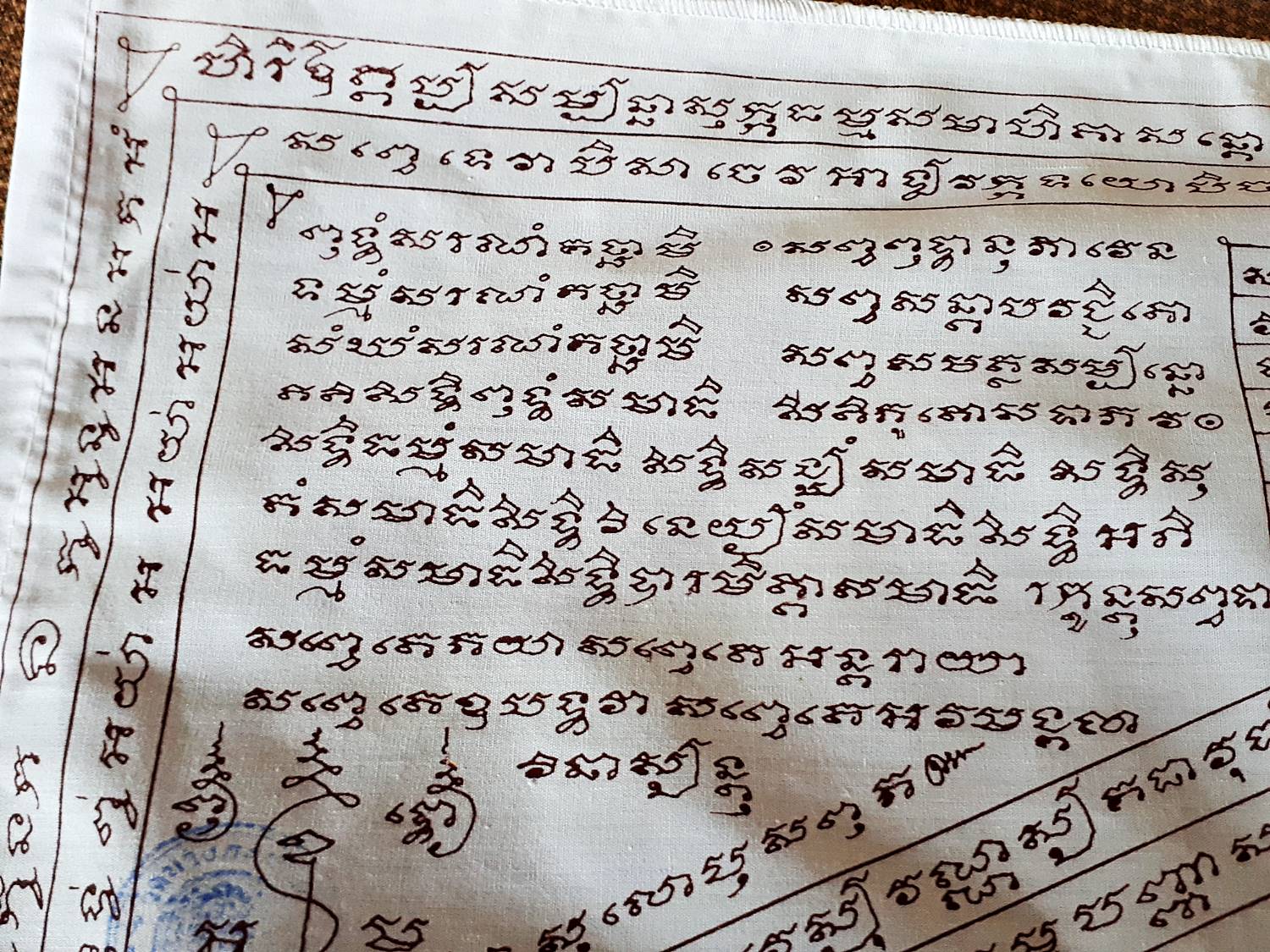 ธงมหาระงับ (3สี สีขาว สีแดง สีเหลือง) หลวงพ่อคง วัดบางกะพ้อม ปี2557 (ผืนใหญ่ยาว26นิ้ว) - (หลวงพ่อใจ วัดพระยาญาติ หลวงพ่ออิฐ วัดจุฬามณี ร่วมปลุกเสก)