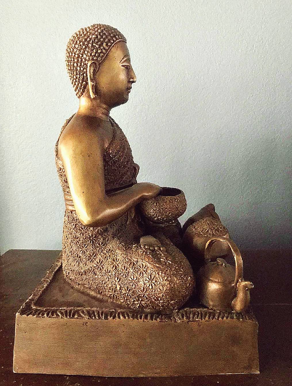 รูปหล่อ พระสีวลี จีวรลายดอกพิกุล นั่งจกบาตรมหาลาภ เนื้อทองเหลือง (หน้าตัก9นิ้ว ฐานกว้างลึก10นิ้ว สูง14นิ้ว)