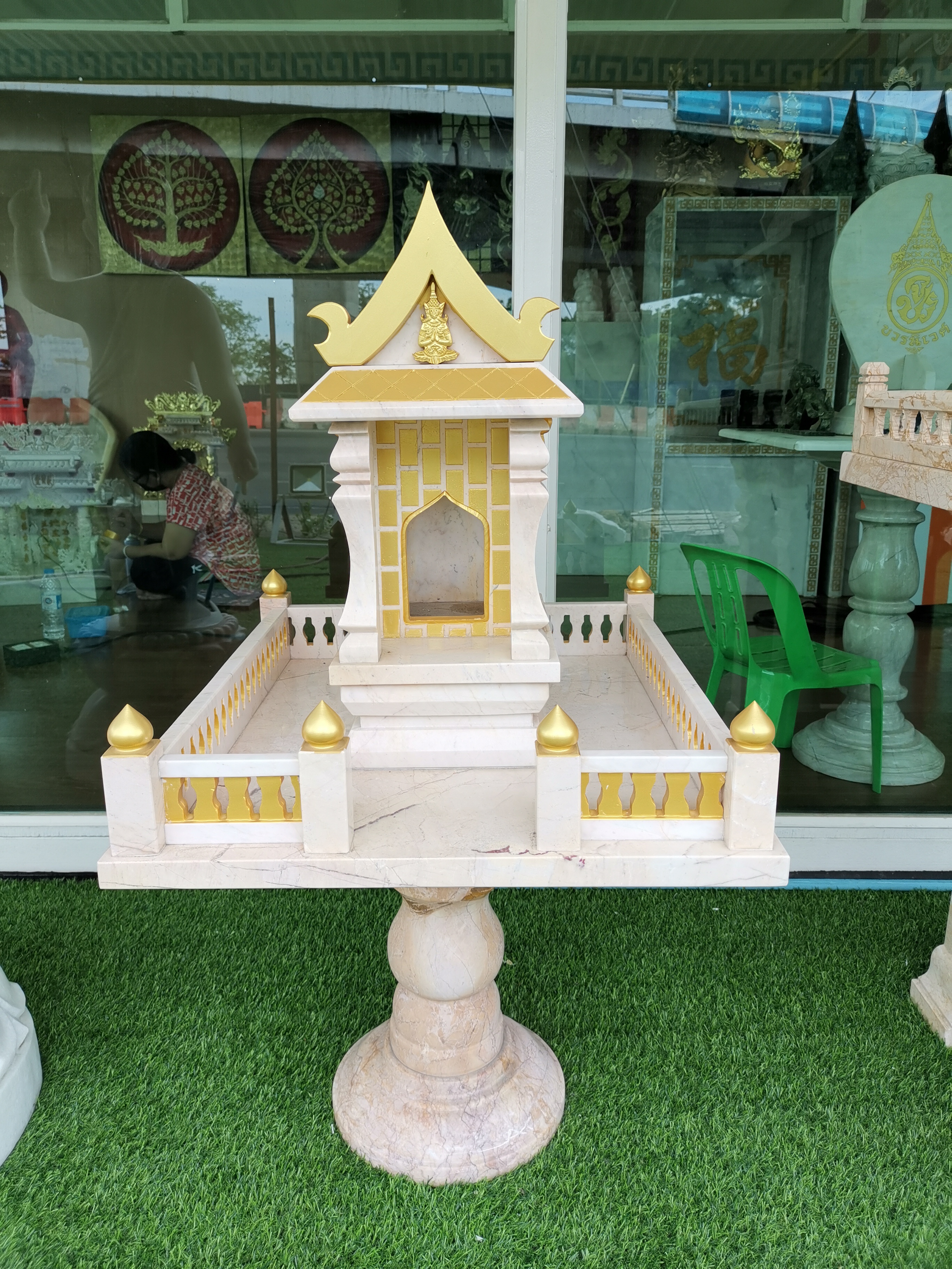 ศาลตายายหินอ่อนสีชมพู ขนาดฐานกว้าง55 ซม ยาว 70ซม สูง140ซม