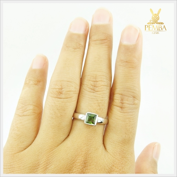 แหวนเขียวส่อง ทรงสี่เหลี่ยมมีสไตล์ เงิน925 ชุบทองคำขาว แแหวนพลอยแท้