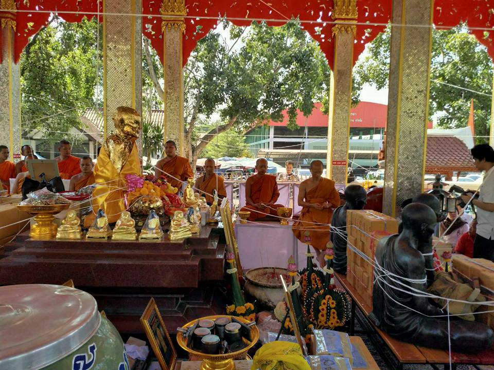พระสมเด็จปรกโพธิ์ 9ใบ พิมพ์ใหญ่ หลังพระแม่ธรณี เนื้อผงอิธิเจแก่น้ำมัน (ชุดพิเศษ ชุดกรรมการ ปิดทองนำฤกษ์) หลวงพ่อกวย วัดโฆสิตาราม รุ่นแรงครู 2560 (พร้อมเลี่ยมกันน้ำ ใส่กรอบเงินแท้ ลาย หัวสิงห์ ลงยา ลายสุโขทัย ชุบทอง) #รับประกันแท้