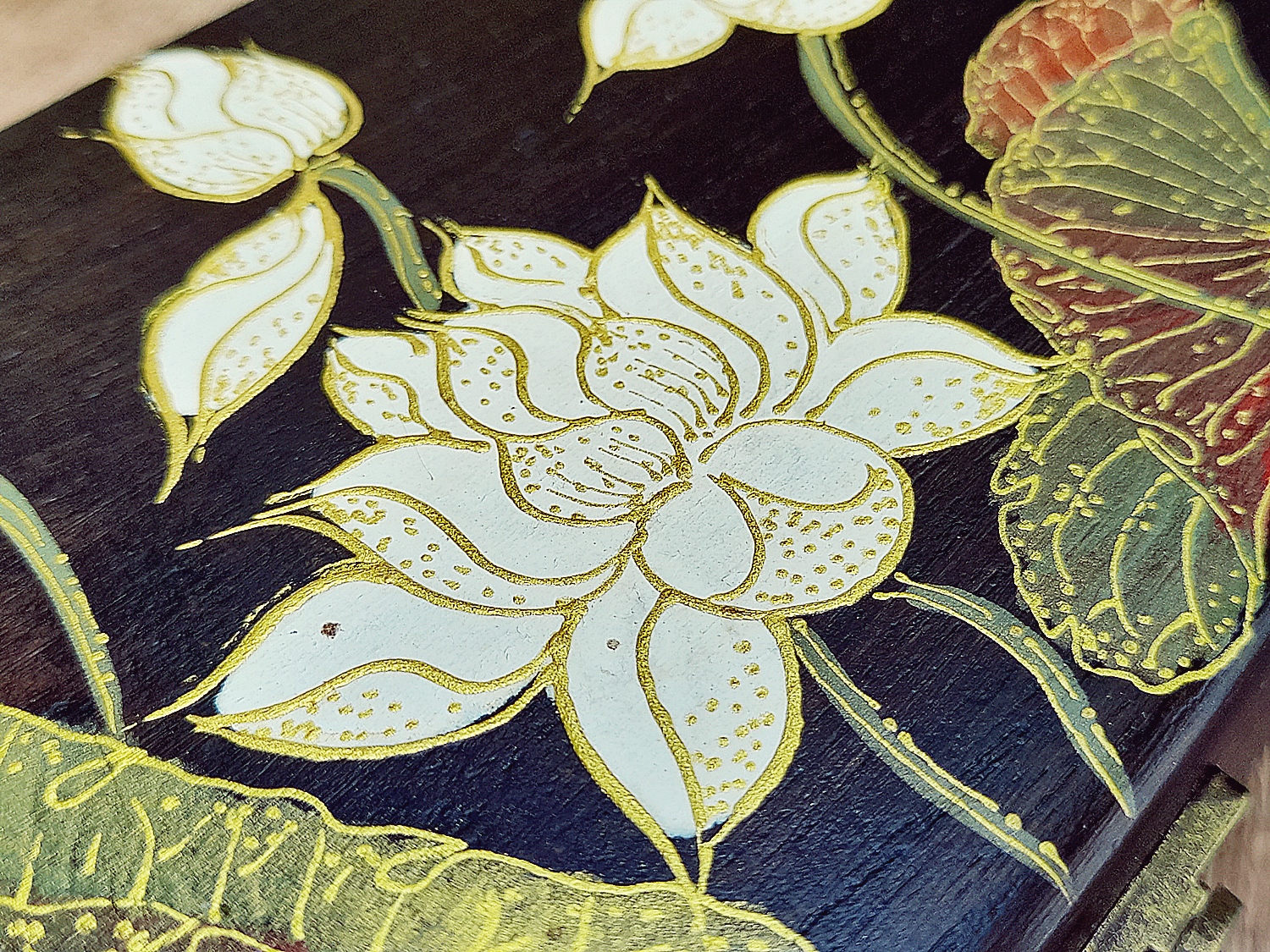 กล่อง หีบตลับกลัก เนื้อไม้สัก วาดลายดอกบัวขาว(งานฝีมือ) (ก9×ย18×ส5ซม) (ความหนาเนื้อไม้ 10มิล) - (ใส่เก็บของต่างหรือวัตถุมงคล แนวคลาสิคโบราณ วินเทจ Vintage แต่งบ้าน แต่งร้าน)