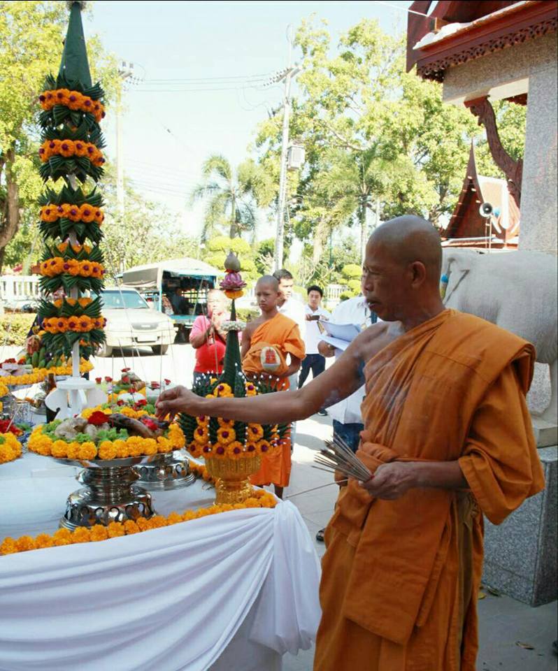 พระสมเด็จหลวงพ่อโตในวิหาร เนื้อผงชนวนมวลสารเก่าหลวงพ่อกวย รุ่นแรงครู ปี2560 หลวงพ่อกวย วัดโฆสิตาราม(วัดบ้านแค) จ.ชัยนาท ปี2563 - (ขนาด 5x7นิ้ว จีวรส้ม ด้านหน้ายันต์ครู ยันต์นะปัดตลอด ด้านหลังยันต์มงกุฎพระพุทธเจ้าหนุนดวง) ปี2563 #ปลุกเสกที่วัดโฆสิตาราม #รั