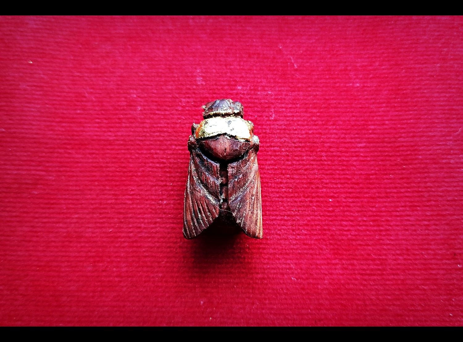 แมลงภู่ (แมงภู่ แมงบู๊) แกะสลัก เนื้อไม้ดุมล้อเกวียน ฝั่งเข็มบรรจุด้วยปรอทป่าแท้ ปี2563 #รับประกันแท้