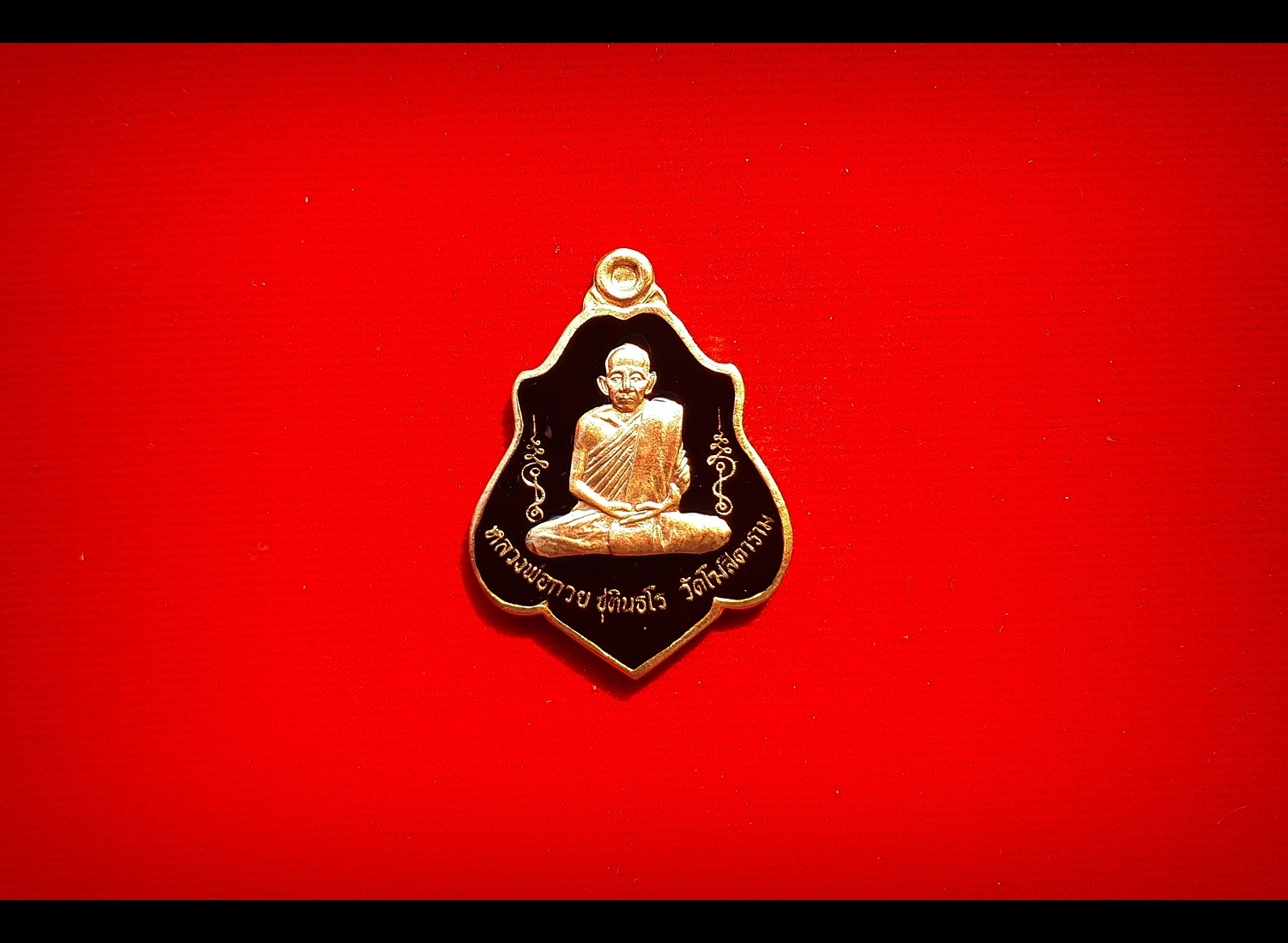 เหรียญโล่ หลวงพ่อกวย หลัง หนุมานตัวครู เนื้ออัลปาก้ากระไหล่ทอง ลงยาดำ รุ่นแรงครู ปี2560 - (เหรียญพิเศษ อยู่ในชุดกรรมการ)