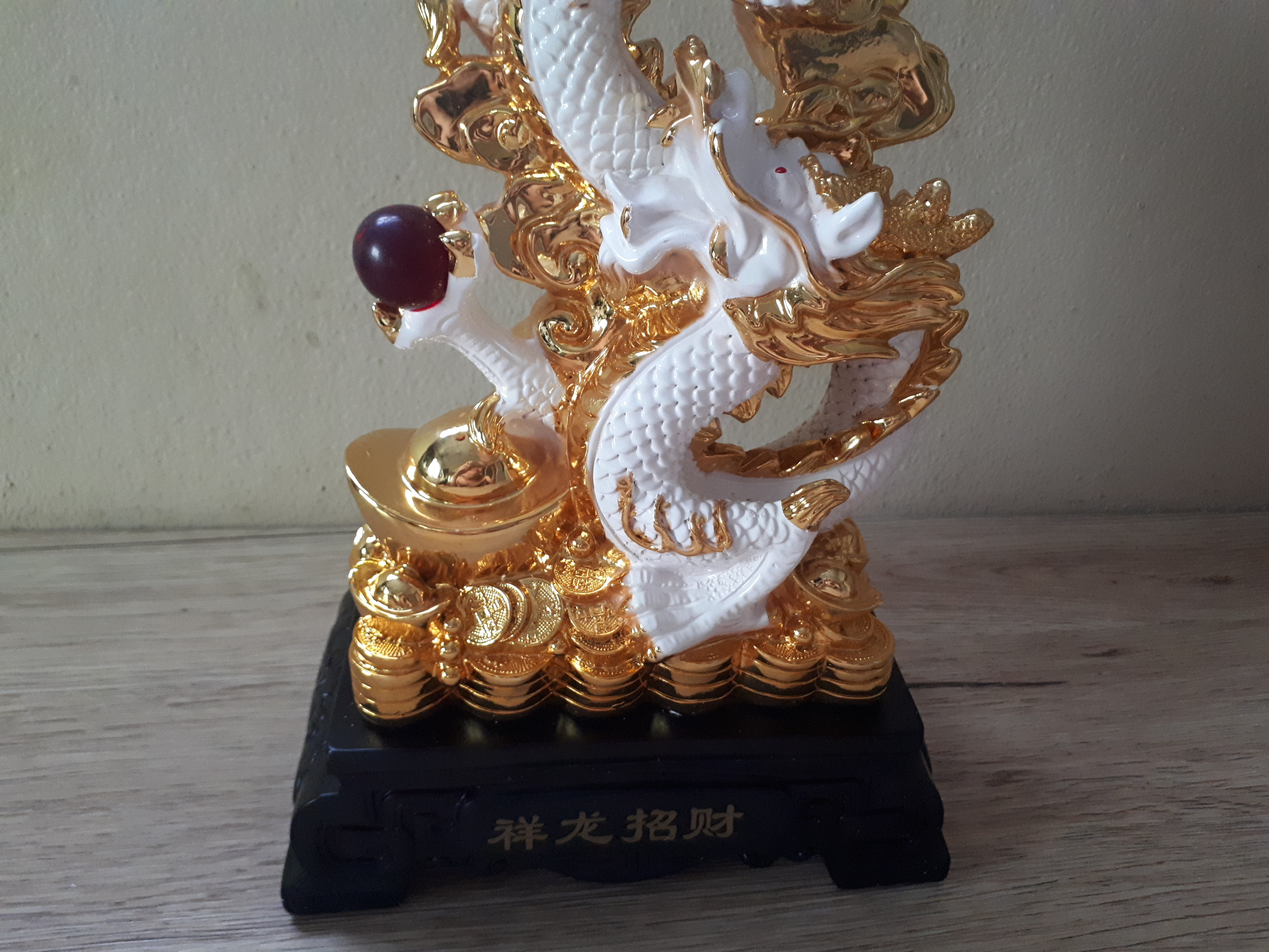 รูปหล่อ มังกรขาว สลับสีทอง ถือลูกแก้วแดง บนกองทอง เนื้อเรซิ่นเหลือบสี (สูง14นิ้ว กว้าง8นิ้ว ลึก4.5นิ้ว)