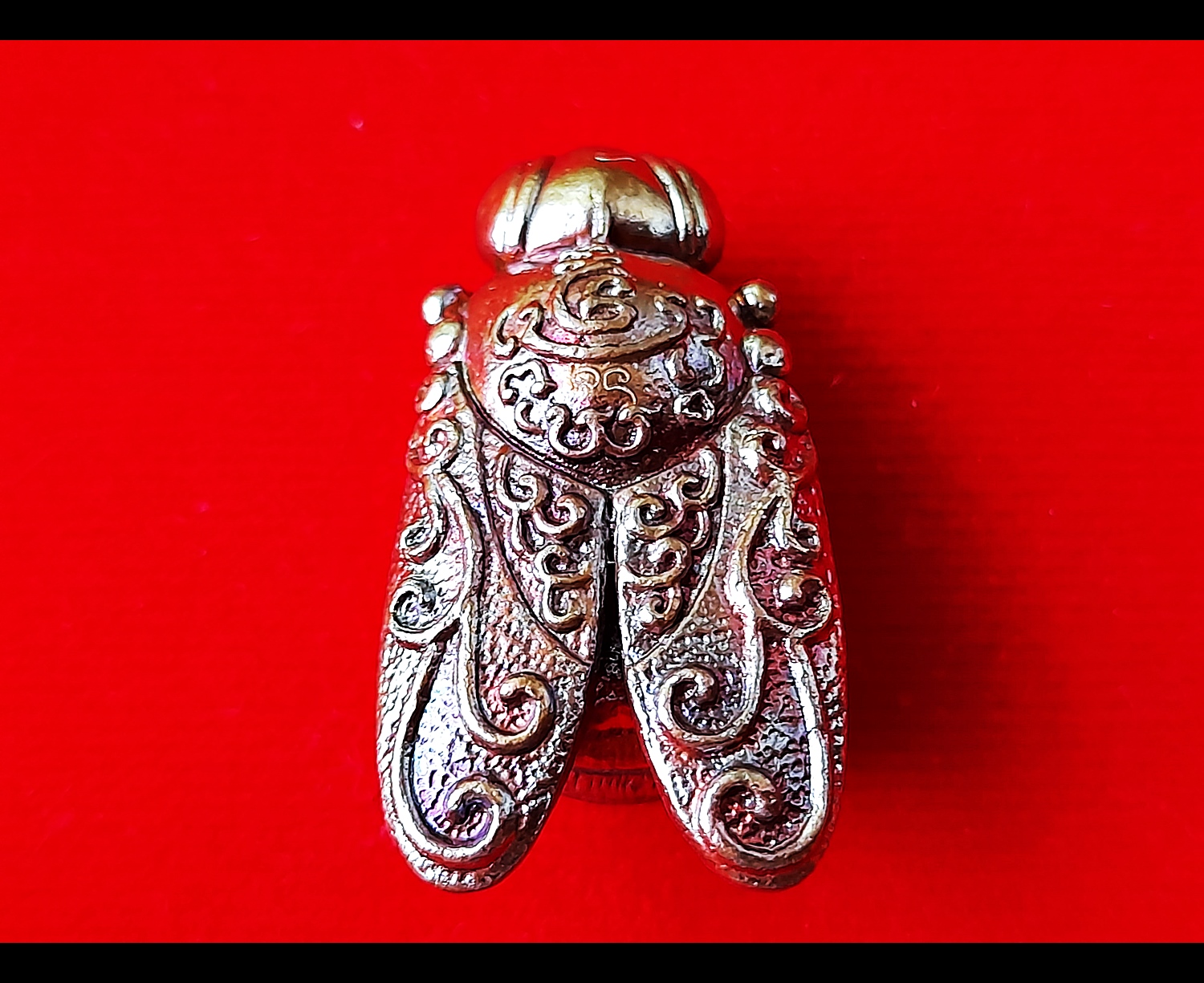 พญาแมลงภู่คำ กายสิทธิ์(สีเหลือบรุ้ง) เนื้อโลหะธาตุกายสิทธิ์ เหล็กไหลสุริยันราชา ผสมชนวนเนื้อเงินมหาสะท้อน ก้นบรรจุปรอทตามตำรา ปี2564 (ปลุกเสก16พิธี มหาโสฬสมหามงคล) #รับประกันแท้