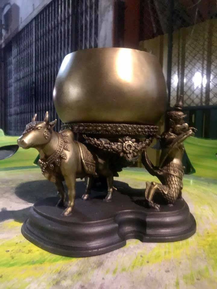 บาตรน้ำมนต์ (ฐาน พญาครุฑ พระโค พญาหงษ์) เนื้อทองเหลือง (ขนาด ความกว้างบาตร7นิ้ว กว้างฐาน10นิ้ว สูงรวมฐาน11นิ้ว)