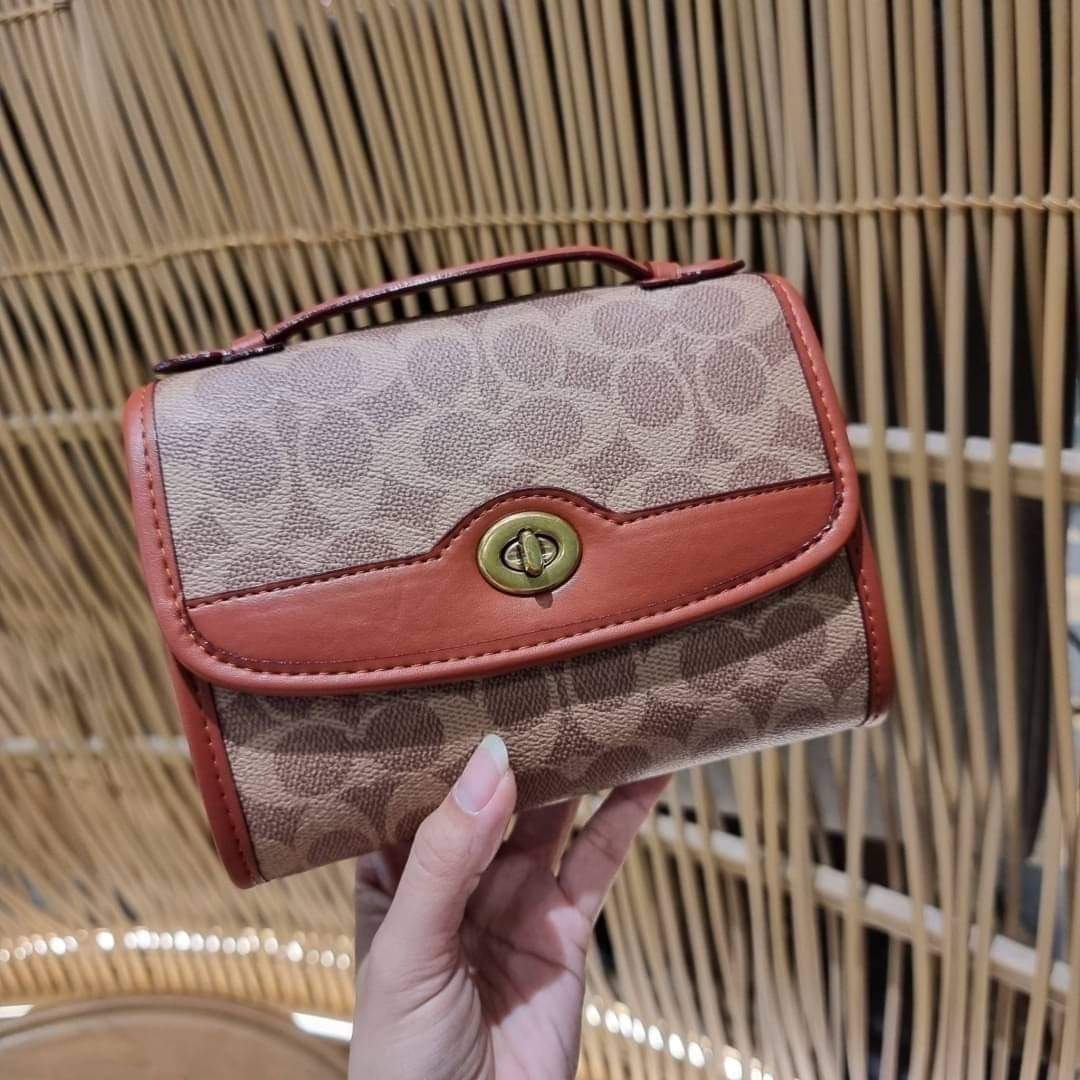 COACH C4204 KIP TURNLOCK CROSSBODY IN SIGNATURE CANVAS (แอดไลน์ก่อนสั่งซื้อ)