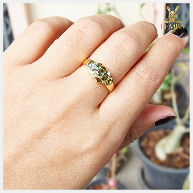 แหวนเขียวส่องแท้ 5 เม็ดเรียง สวมใส่ติดนิ้วได้ทุกโอกาส(สามารถสั่งทำได้ค่ะ)