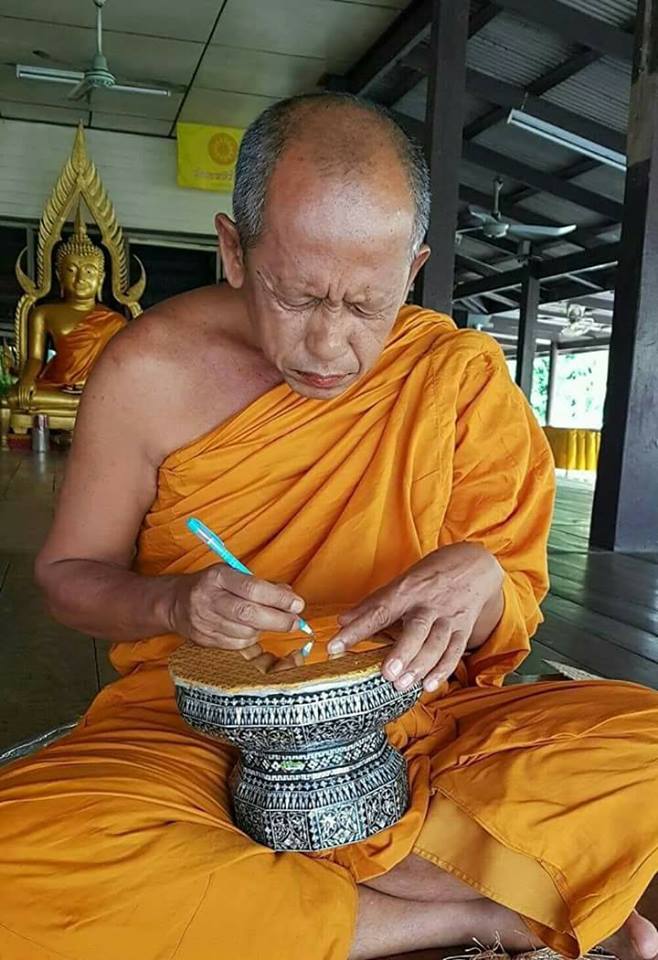 พระสมเด็จหลวงพ่อโตในวิหาร เนื้อผงชนวนมวลสารเก่าหลวงพ่อกวย รุ่นแรงครู ปี2560 หลวงพ่อกวย วัดโฆสิตาราม(วัดบ้านแค) จ.ชัยนาท ปี2563 - (ขนาด 5x7นิ้ว จีวรส้ม ด้านหน้ายันต์ครู ยันต์นะปัดตลอด ด้านหลังยันต์มงกุฎพระพุทธเจ้าหนุนดวง) ปี2563 #ปลุกเสกที่วัดโฆสิตาราม #รั