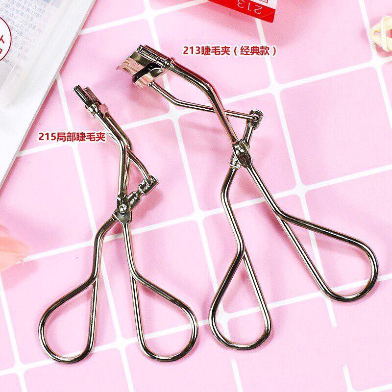 Shiseido Mini Eyelash Curler # 215 อีกตัวช่วยให้ดัดขนตาได้อย่างมือโปร แม้ในมุมโค้งหัวตาหางตา ที่ดัดขนตาความกว้างมินิ ยางคุณภาพดี ทำให้ขนตาสวยเด้งได้ทุกมุม