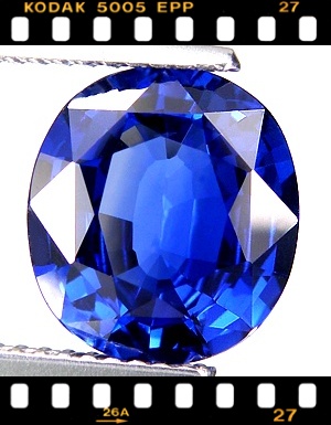 BLUE SAPPHIRE HEATED รูปไข่ เผาธรรมชาติ หนัก4.11กะรัต ขนาด9.5x10.6x4.6มิล สีสวย ไม่ติดดำ ไฟเต็มเม็ด สะอาดเกือบ100% เจียระไนสวย รูปร่างดี จาก ซีลอน
