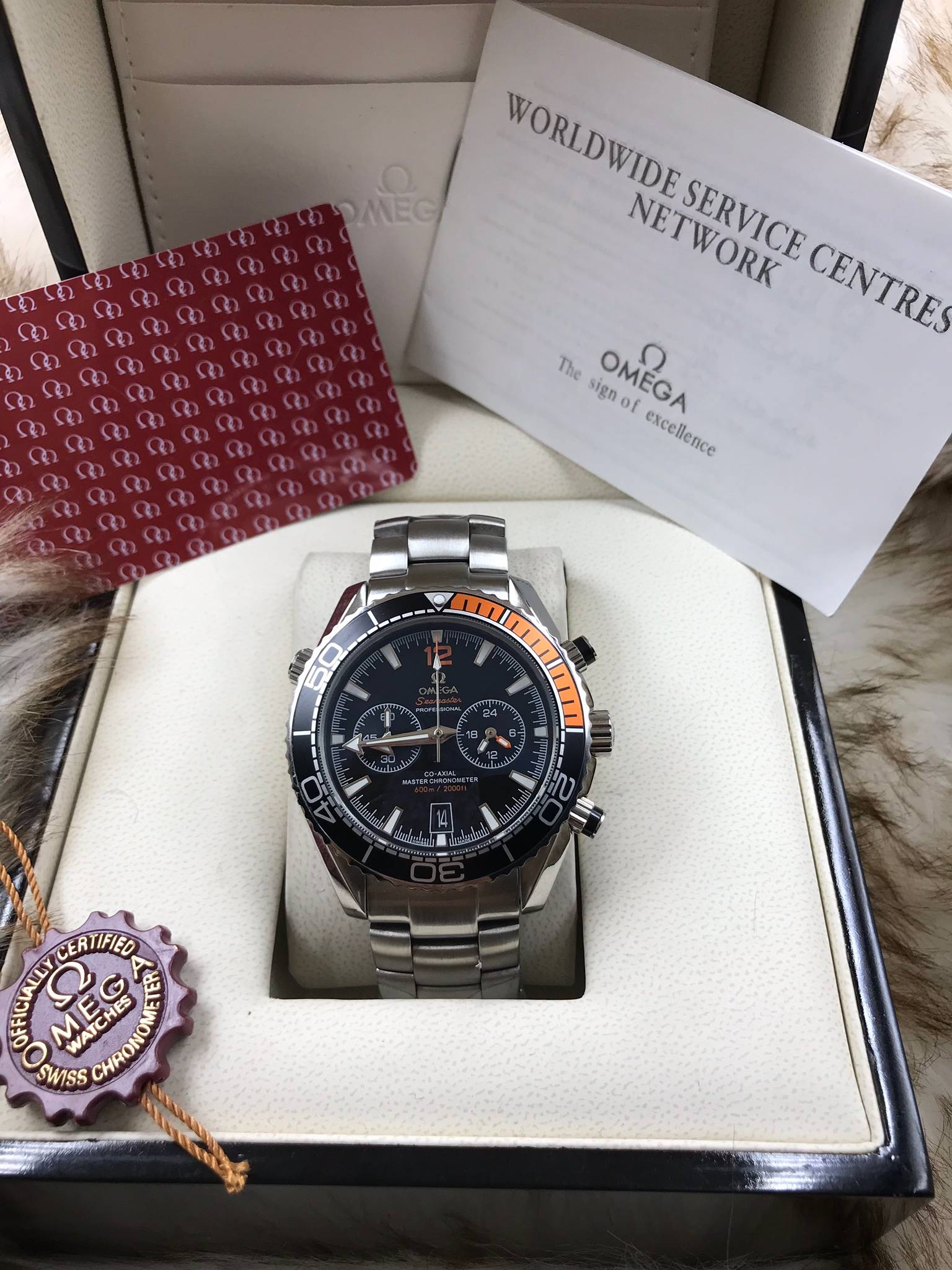 นาฬืกา Omega รุ่น Seamaster Planet Ocean 600M Chronograph สีเงิน กรอบเซรามิคสีดำ-ส้ม สายเลสสีเงิน