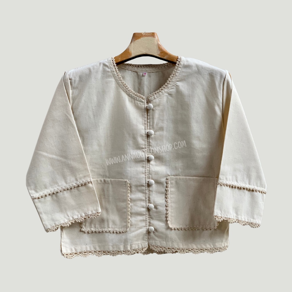 เสื้อผ้าฝ้ายคอกลม แขนสามส่วนกระดุมปั๊ม ทรงตรงสวยเรียบร้อย งานถักโคเช ลายดอกแก้วใส่ไปวัดทำบุญ งานบวช งานปอย ได้ทุกโอกาส
