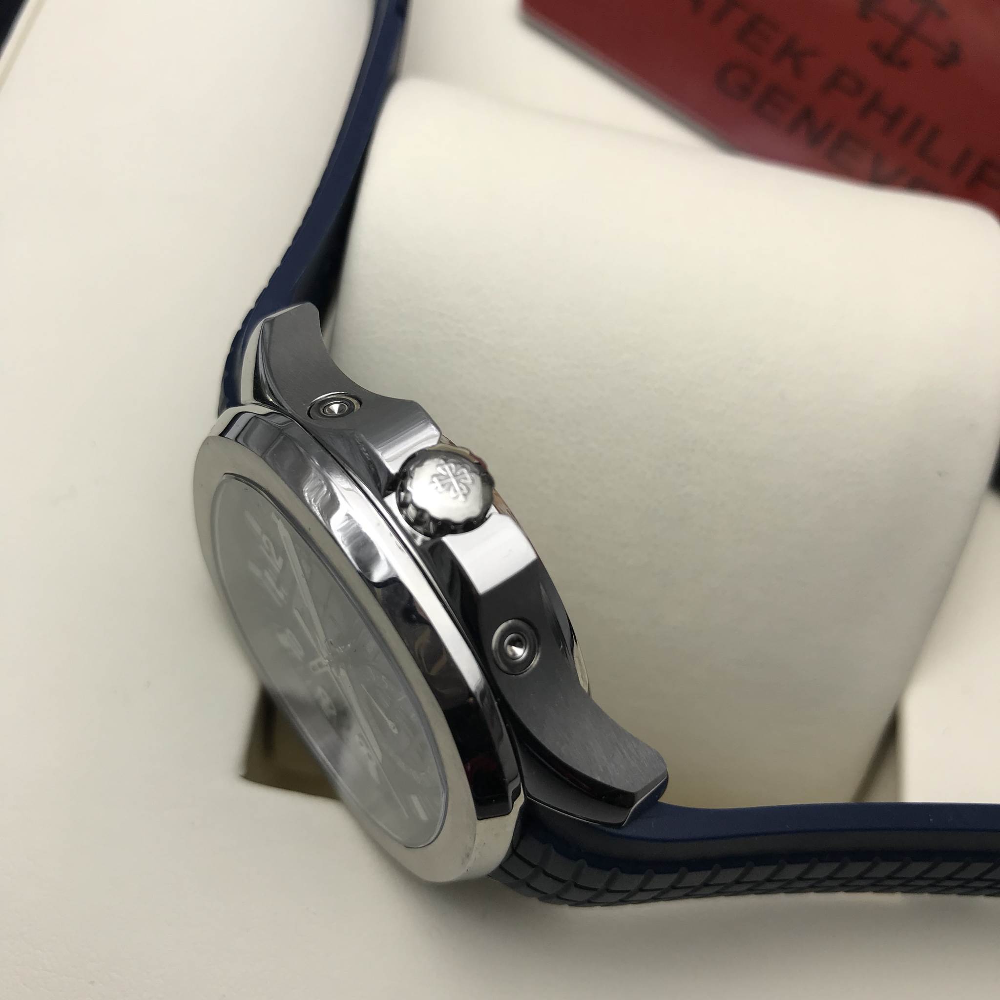 นาฬิกา Patek Philippe Aquanaut Travel Time Reference 5164R หน้านํ้าเงินขอบเงินสายนํ้าเงิน