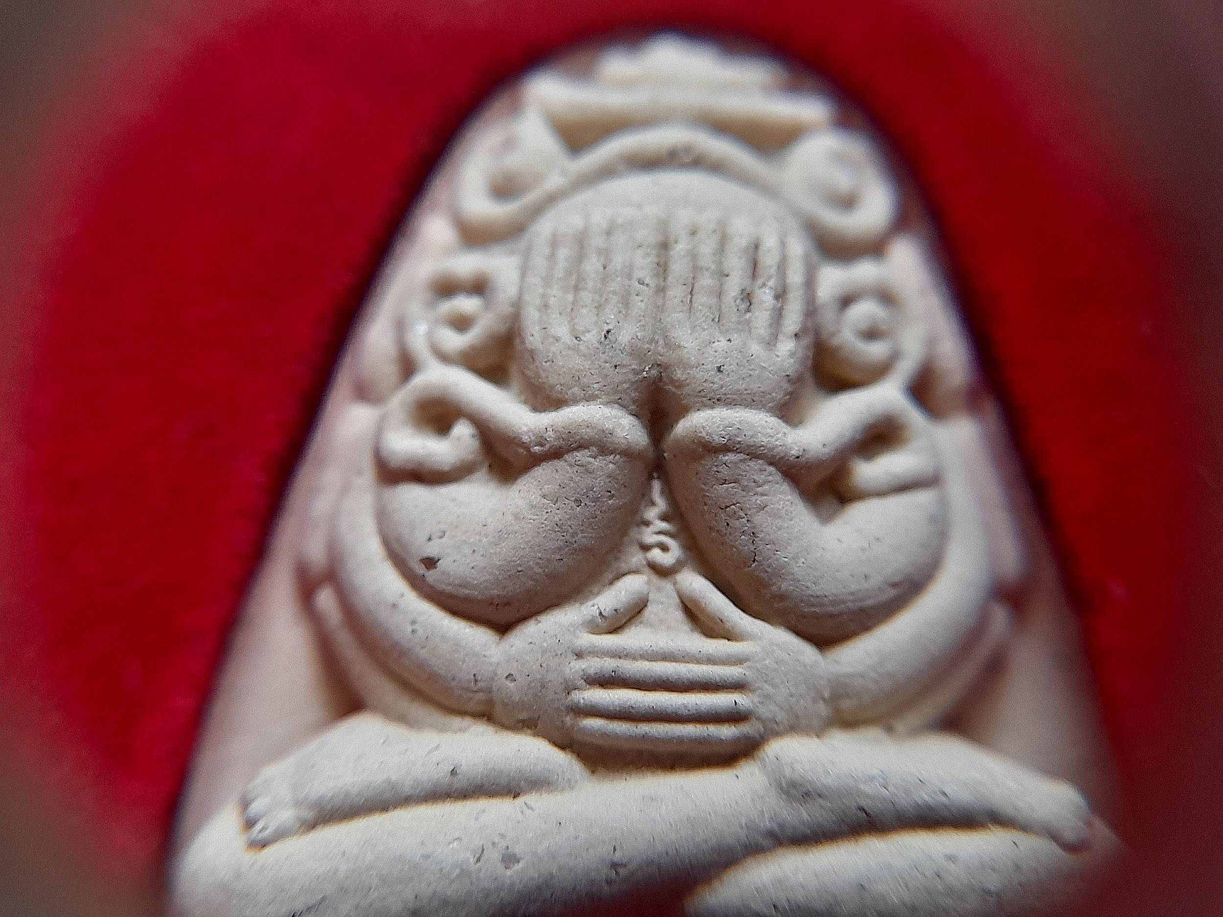 พระปิดตา มหาลาภ ยันต์ยุ่ง 4มือ หลังยันต์นะพรชัย (#ชุดรวม3องค์) ปี2542 เนื้อผง(รวมผงมวลสาร+เส้นผมเกศา+พลอยเสก เศษลูกแก้วสารพัดนึก) #รับประกันแท้และทัน - หลวงพ่อยุงยุทธ วัดเขาไม้แดง จ.ชลบุรี