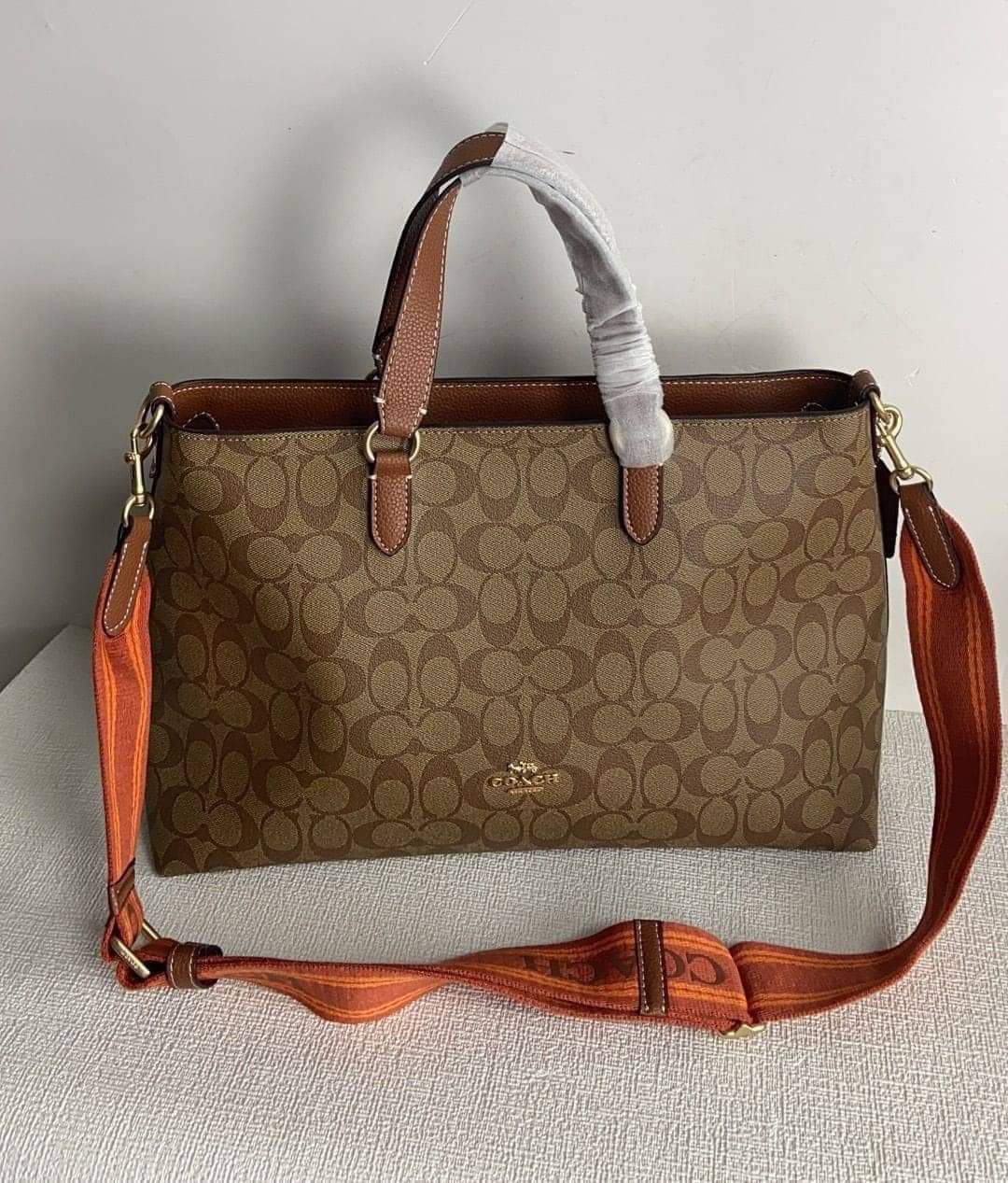 Coach Logan Carryall In Signature Canvas (แอดไลน์ก่อนสั่งซื้อ)